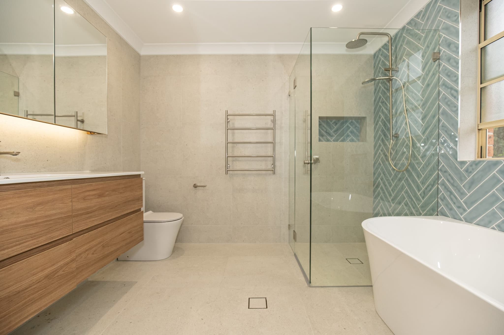 Elegant Mirror With Light Features for Daily Convenience